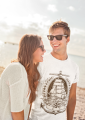 Koszulka na żagle man-walking-by-the-beach-with-his-girlfriend-45773-r-el2.png