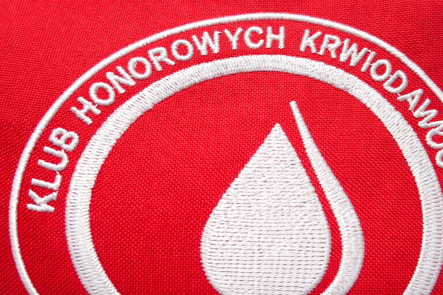 Haft komputerowy: Małe napisy i detale w logo – na co uważać?